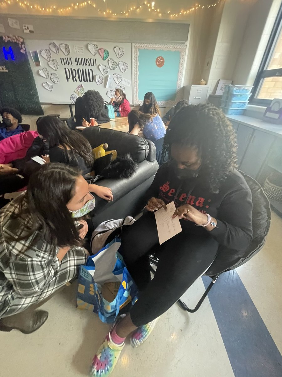 CaraGrant11's tweet photo. Health Ed 
Body Positivity lesson 
@MsHealthEd 
@CburgKines 
@mcps https://t.co/zYMAzEG2Je