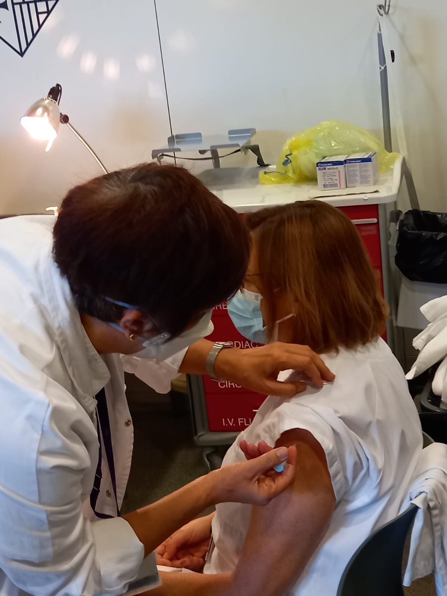 HospitalSantPau's tweet photo. Només en tres dies el 25% de professionals de #SantPau ja ha rebut la tercera dosi de la vacuna contra la #COVID19. Moltes gràcies a tothom pel compromís, i a les nostres infermeres jubilades que, un cop més, han tornat a l'Hospital per ajudar i protegir tothom. #orgullsantpau https://t.co/QmjLB5IGnX