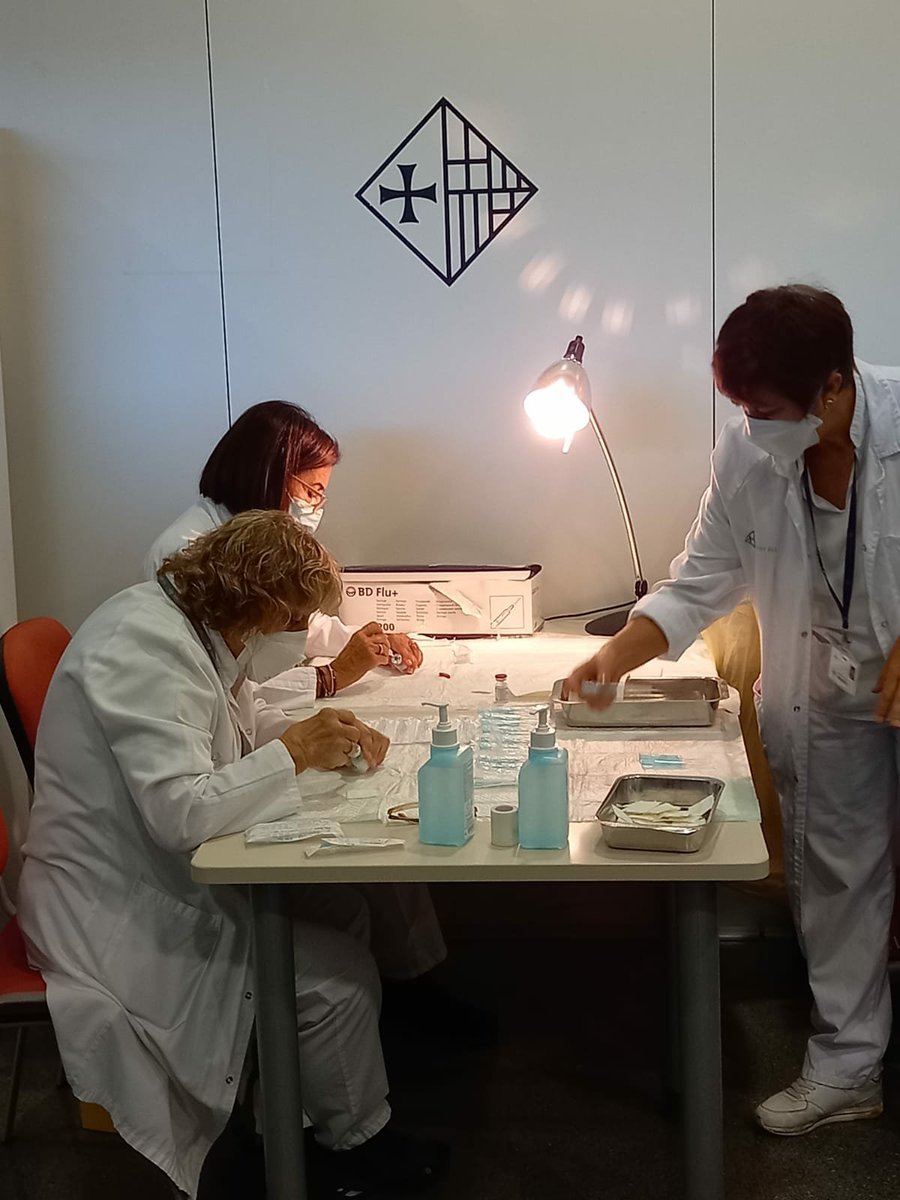 HospitalSantPau's tweet photo. Només en tres dies el 25% de professionals de #SantPau ja ha rebut la tercera dosi de la vacuna contra la #COVID19. Moltes gràcies a tothom pel compromís, i a les nostres infermeres jubilades que, un cop més, han tornat a l'Hospital per ajudar i protegir tothom. #orgullsantpau https://t.co/QmjLB5IGnX