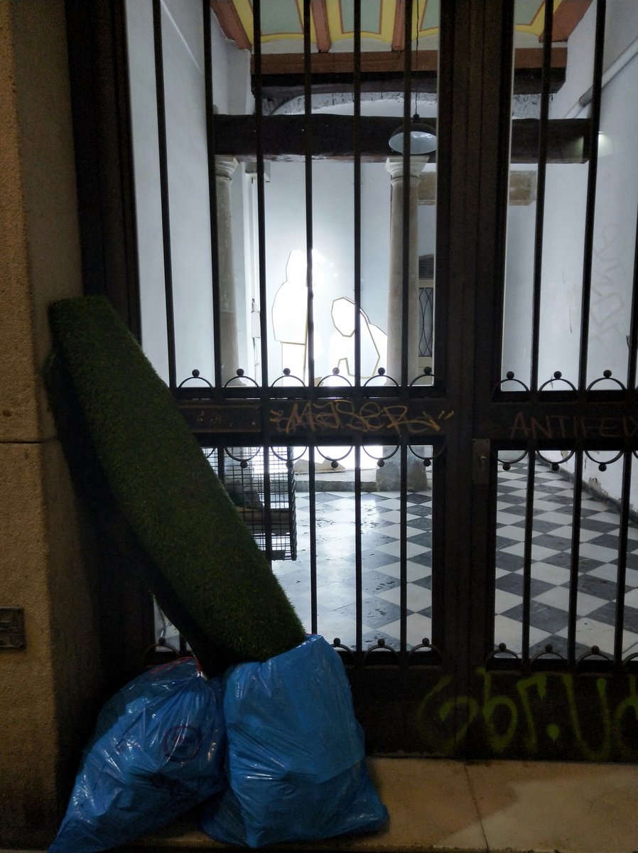 blanafell's tweet photo. Llastimos i fidel reflex de la ciutat d'@AdaColau 
L'oftena de la ciutat al naixement dins d'un portal del c/Ferran
Vaja pesebre, per 200.00€.
T'has lluït Colau
@OnVasBarcelona 
@Barcelonaesque1 
@jmartigalbis 
@francescabad 
@RaholaOficial 

#ColauDimissió
#ProuColau https://t.co/xoGUSpgrYs