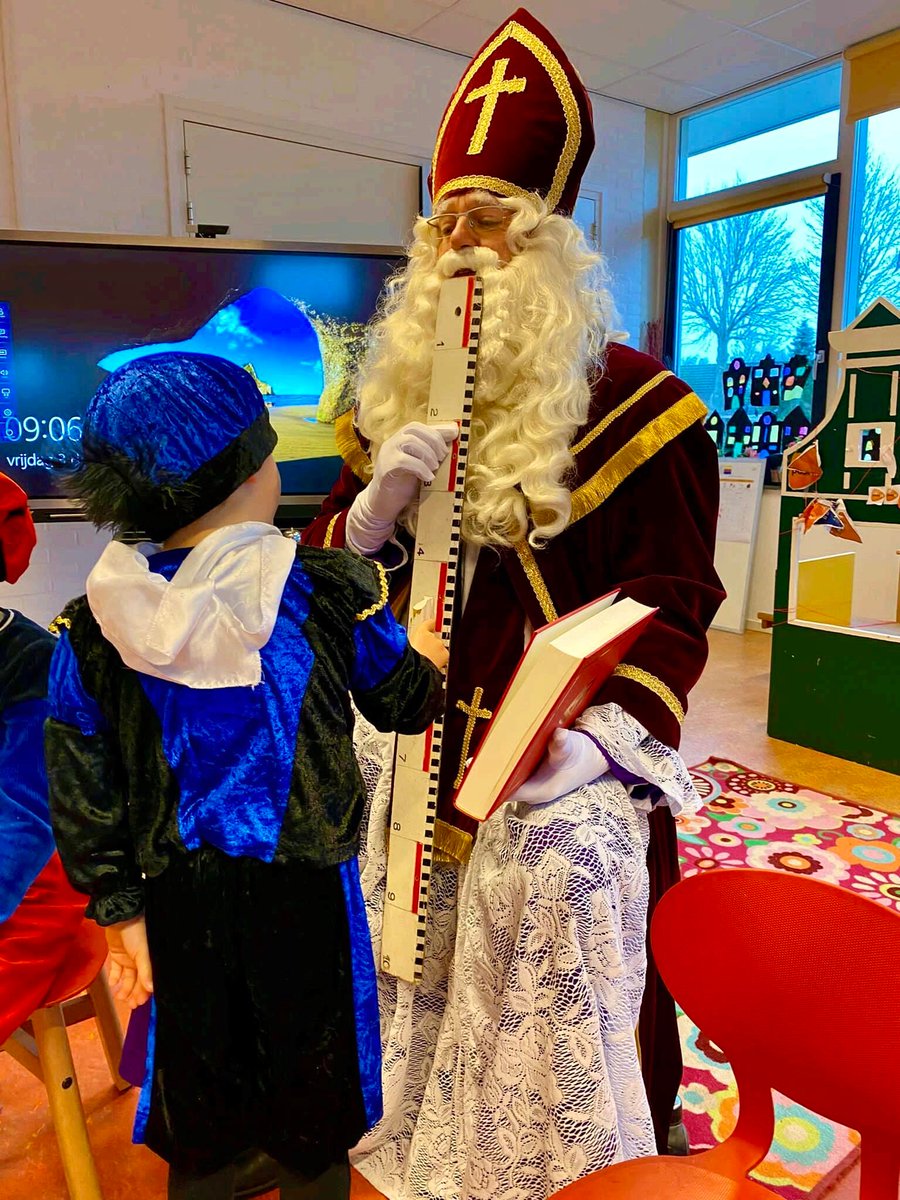 OBSdeOpslach's tweet photo. Het paard OzoSnel was verdwenen, maar dankzij @BrwWommels kwamen Sint en zijn pieten O-zo-snel aan bij ons op school @WommelsNL! 

Hoe lang is de baard van Sinterklaas? Er is natuurlijk maar 1 manier om daar achter te komen: meten! 

Binnen in... https://t.co/iA4lOYKoOu https://t.co/1UZ0I39dlh