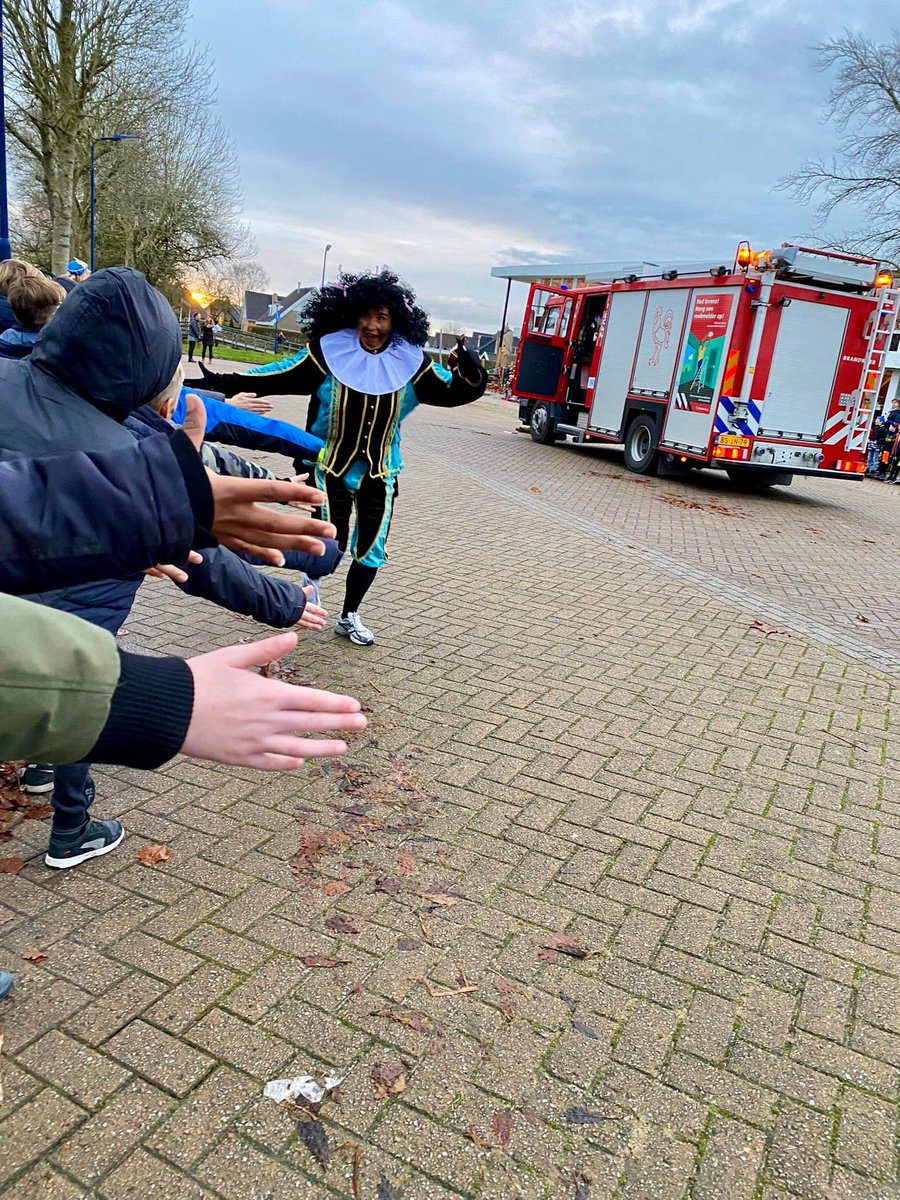 Het paard OzoSnel was verdwenen, maar dankzij <a href="/BrwWommels/">Brânwacht Wommels</a> kwamen Sint en zijn pieten O-zo-snel aan bij ons op school <a href="/WommelsNL/">Website Wommels.nl</a>! 

Hoe lang is de baard van Sinterklaas? Er is natuurlijk maar 1 manier om daar achter te komen: meten! 

Binnen in... facebook.com/obsdeopslach/p…