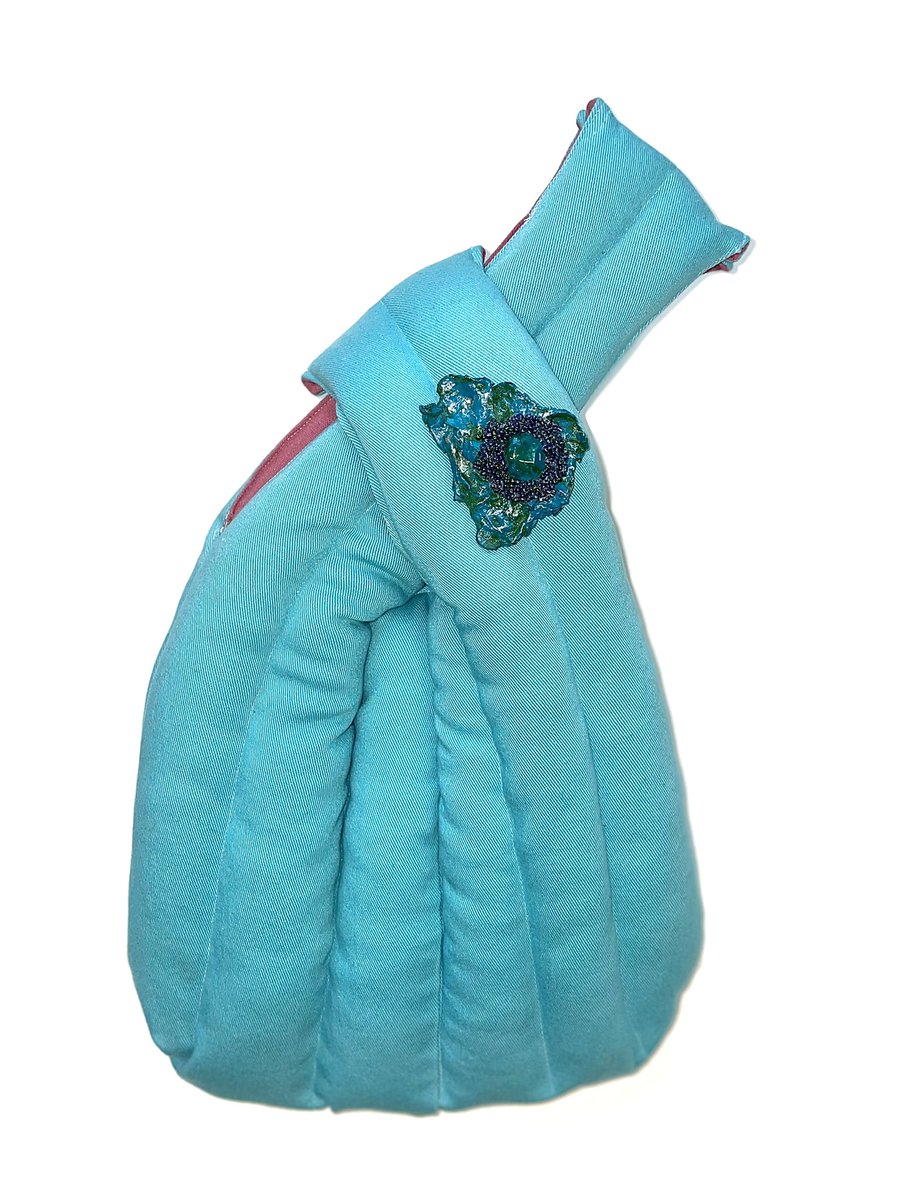 New Bag Alert 🚨 
Blue + Pink Puff Denim Knotbag available via the Holiday Kiosk!

Come see our products in person at Open Works Baltimore. Online shopping information here: openworksbmore.org/made-in-baltim…

#POORSTYLERICHFASHION.