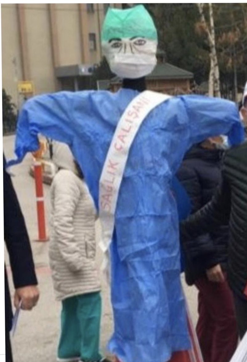 Morfoloji's tweet photo. Doktor maketi yaktılar diye provakasyon yapanlar olayın aslı ve gerçek görseli paylaşıyorum. “Sağlık çalışanı yanıyor” 
Doktor ibaresi yok. https://t.co/lq5UbLdY6D