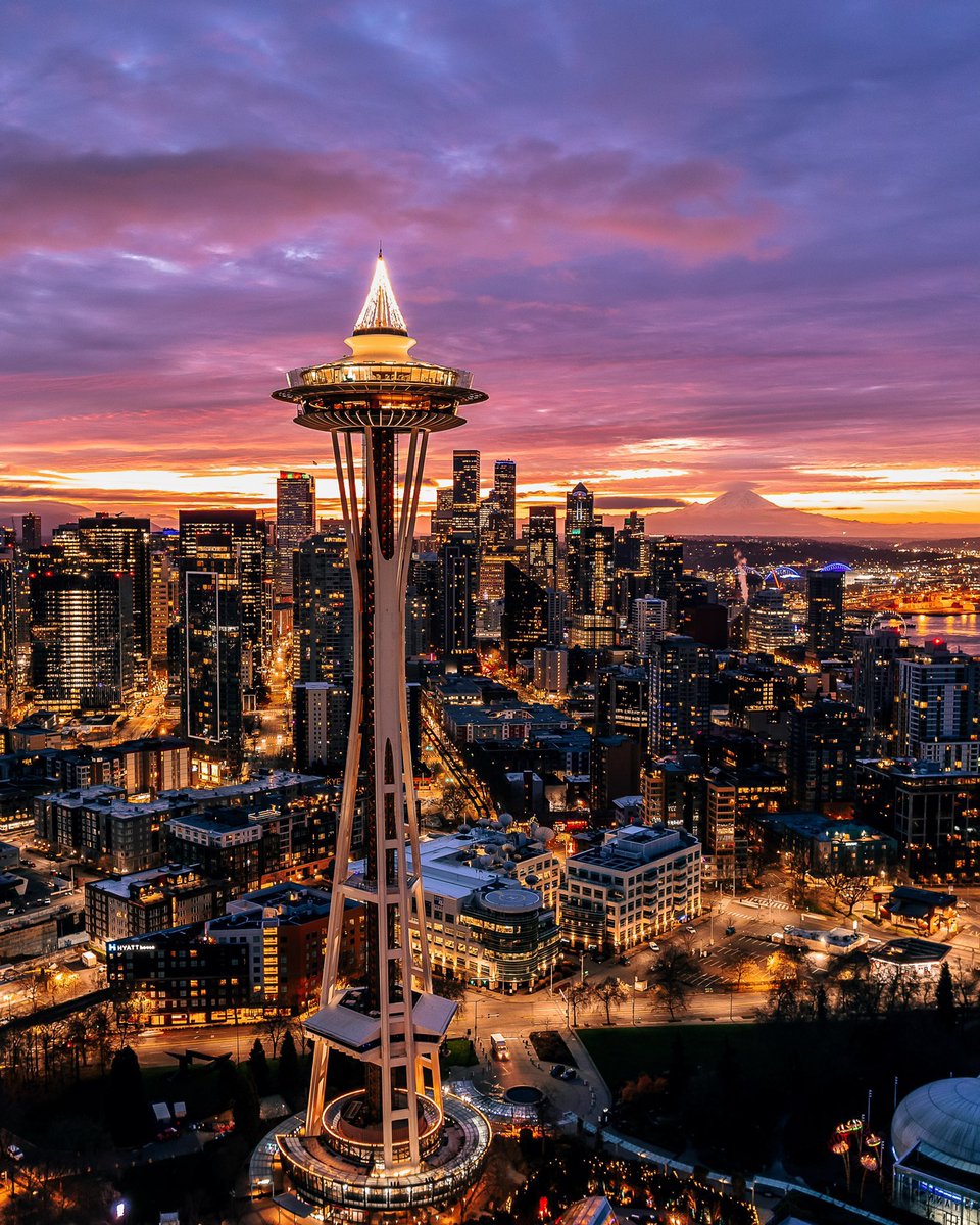 Wow, what a way to start a Friday! 💙🌅

Great drone photo by: <a href="/br3nn3nfoto/">Brennen T</a> 📷 #seattle #sunrise #spaceneedle #pacificnorthwest #dronephotography <a href="/KIRO7Seattle/">KIRO 7</a>