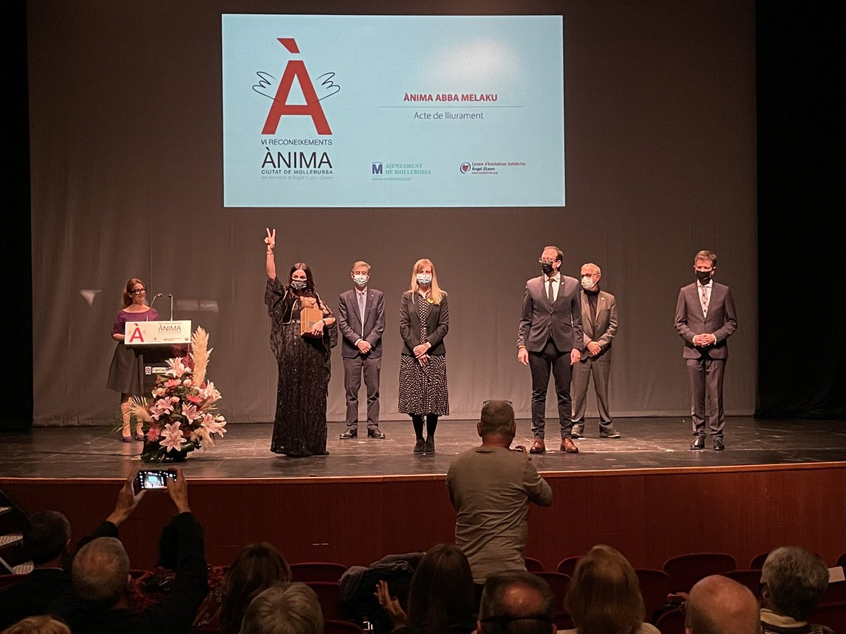 CISAngelOlaran's tweet photo. Amina Hussein @aminahekmet rep la distinció de l’Ànima Abba Melaku que premien @ajmollerussa i @CISAngelOlaran #reconeixementsanima https://t.co/As3Cxd1iEx