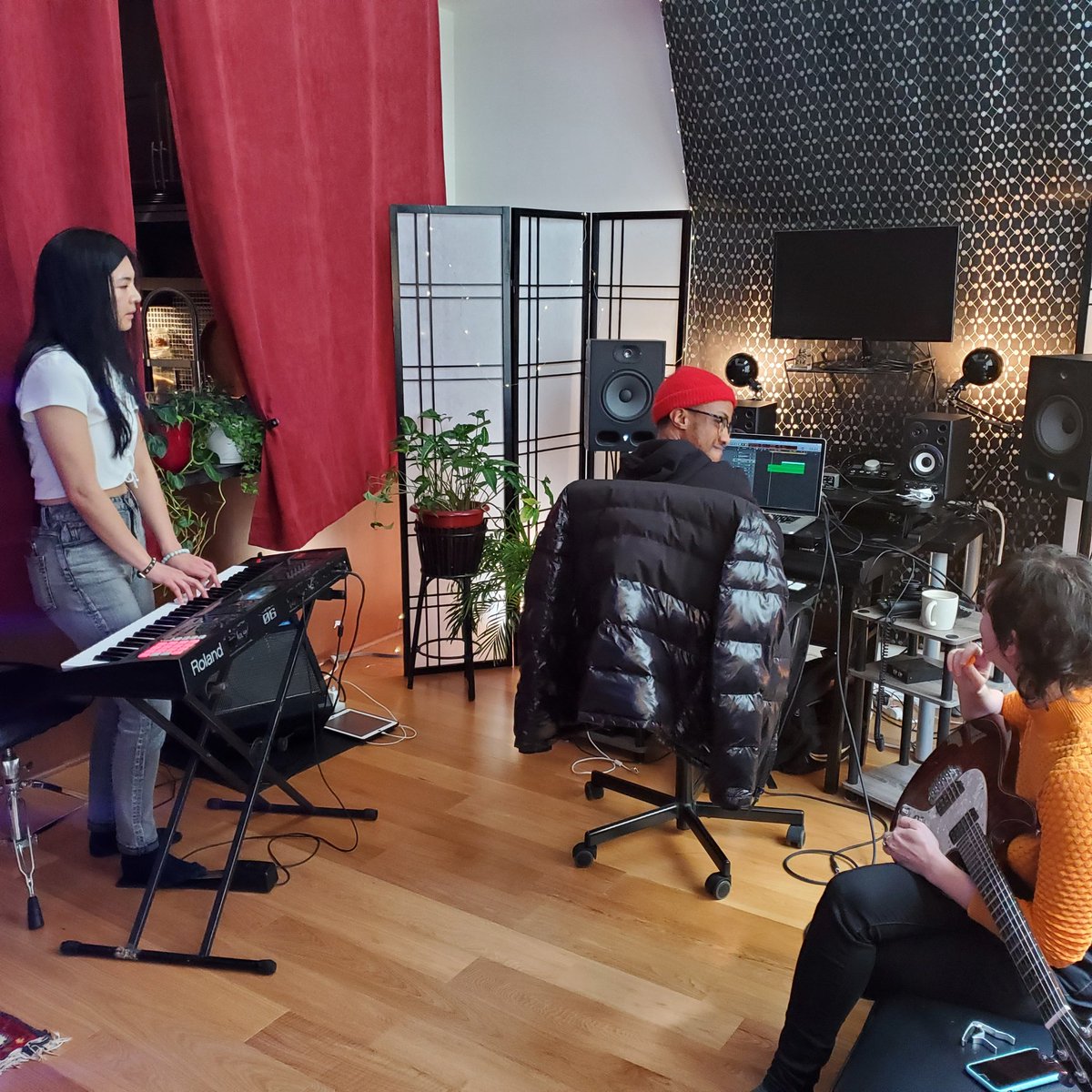 RoamToronto's tweet photo. And we are launched! @songwritersofCa 2nd Inclusive #prosongworks2021 3-day camp. One of three writer pods here; so much laughter, alignment and song inspiration! Two other pods are over at @unionsoundco and Art Haus.
@FACTORCanada
#prosongworkstoronto https://t.co/lc0cBzlsmp