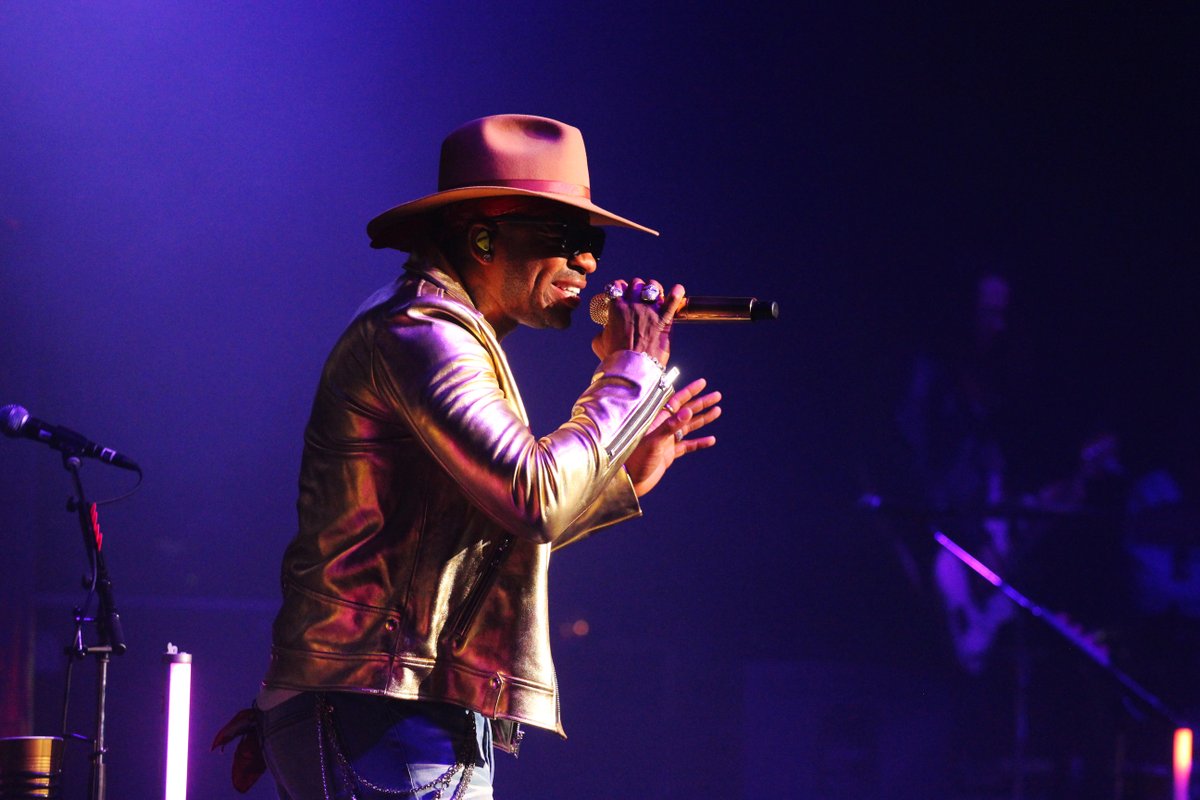 NChasColiseum's tweet photo. It was a straight-up party at the North Charleston Performing Arts Center last night with @Nelly_Mo, @JimmieAllen, &amp; @HarperGraceXO 🔥 #LilBit

📸: Max Jenks-Gilbert | #NChasPAC | 12.2.21 https://t.co/yFH7LdjZ8C