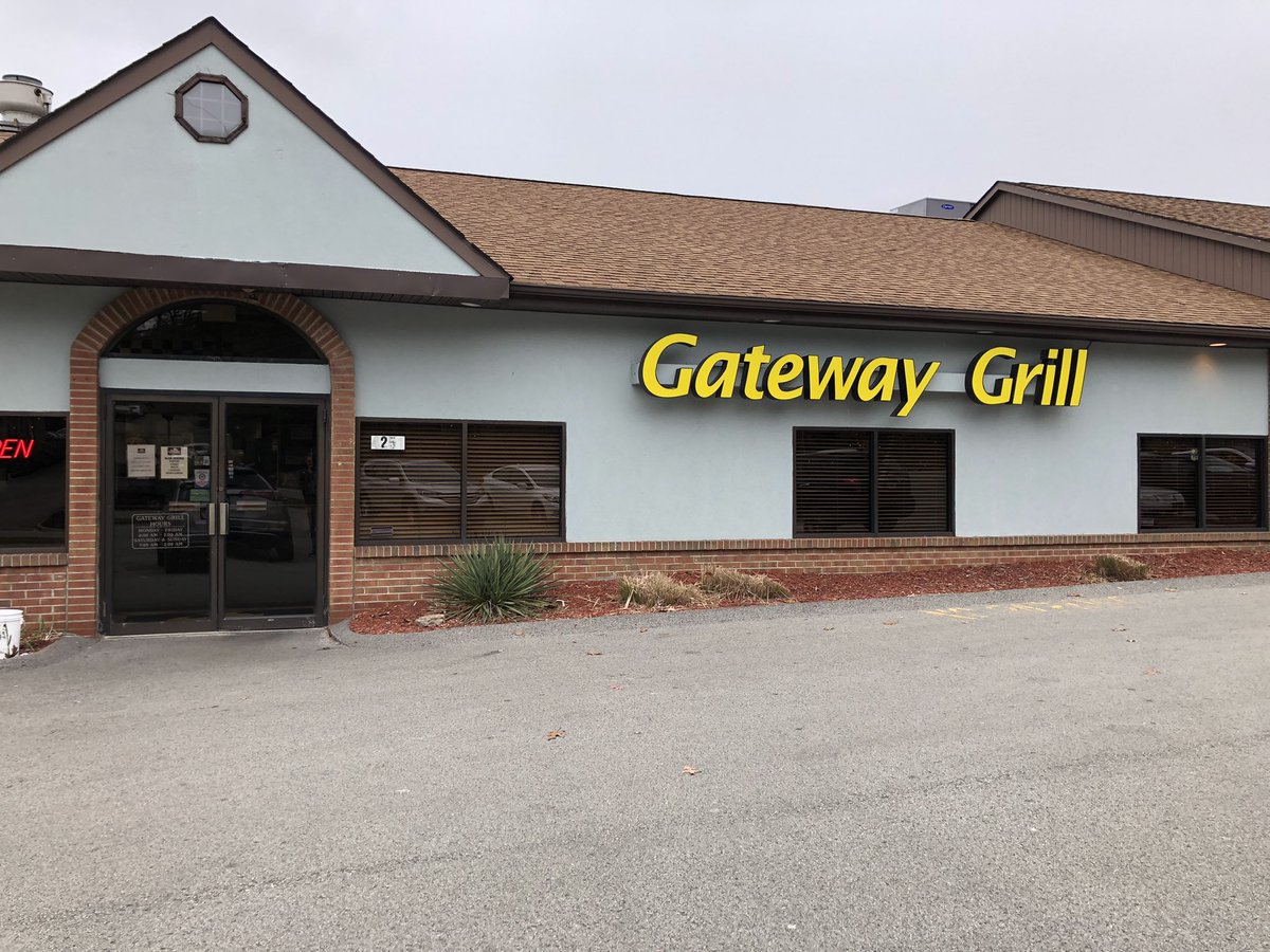 _CoachJaz_'s tweet photo. Coach Jaz Recruiting Food Spot of the Day: @CoachToddYoung1 &amp; childhood favorite, @GatewayGrill in Monroeville, PA! Used to watch TY take down a large pepp pizza by himself &amp; order 1 to go. I could only handle a calzone. Some of the best pizza in the Burgh. 5/5 MOLGAs #TYForever https://t.co/HqFEE6ZZpK