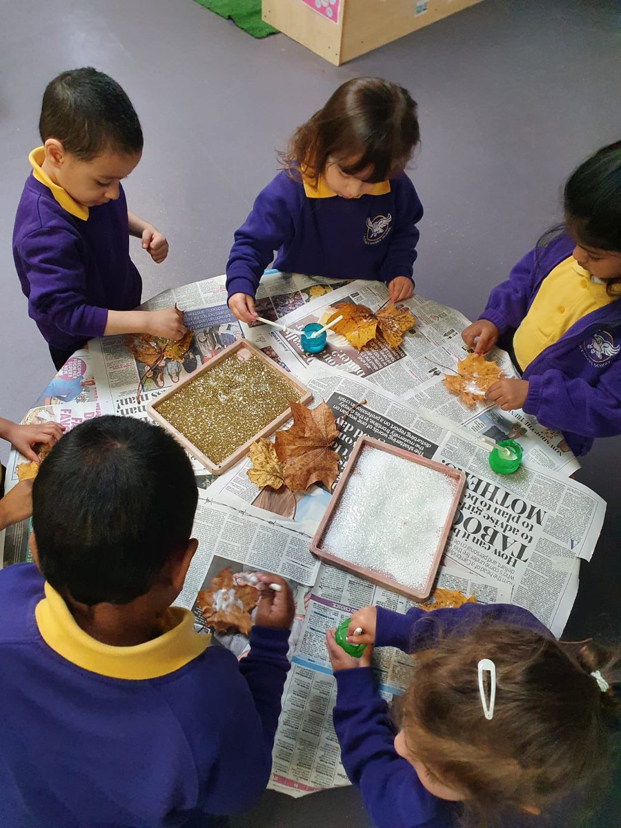 NurseryLHS's tweet photo. The children had a great morning decorating their cones and leaves ready to be put on the LHS Christmas tree! ππ #decoday @HeadLHS @LHS_Watford @MrsGossLHS https://t.co/rw5PToDnhc