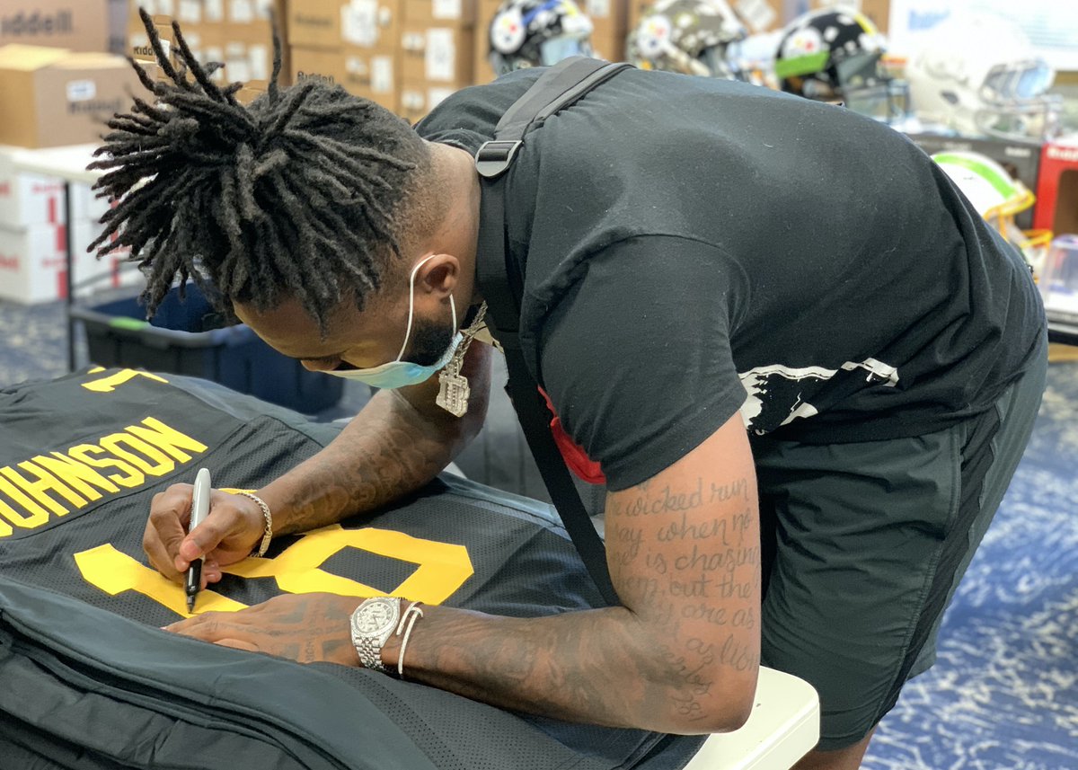TotalSportsEnt's tweet image. If Diontae Johnson scores a touchdown AND the Steelers win today, we'll give a Diontae Johnson autographed jersey to someone who retweets this tweet AND follows us!