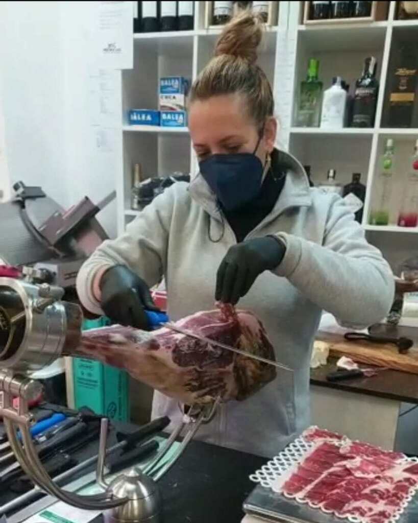 mscibericos's tweet photo. MSC Ibéricos incorpora a una cortadora muy especial 😍😍 👇🏼
(Hablemos bien de ella que es la jefa 😜😜)
#cortadoresdejamon #rrssMSC #jamonalcorte #vamos💪🏼❤️ https://t.co/S94PHBhNio