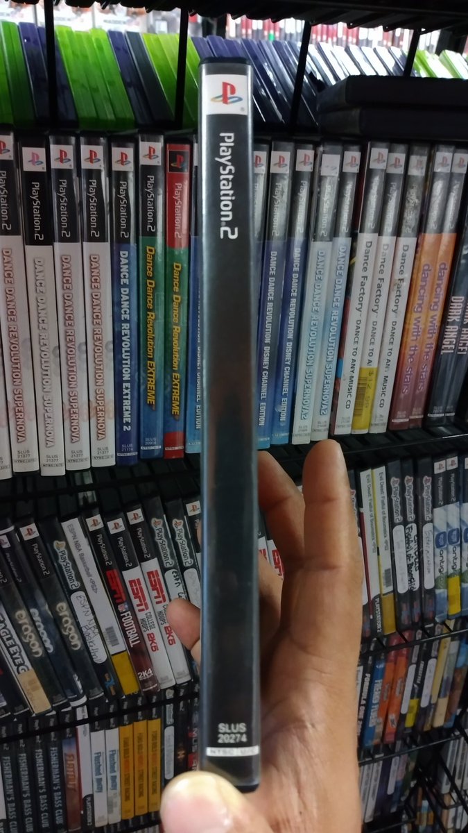 Forest_Reviews's tweet photo. Have you EVER seen a #PS2 game released without anything written on the spine before? Can you guess which game this is? #Shareyourgames #ps2 #guesswhichgame @Fondle_Saurus @Food4Dogs @DragonMstrAlex @Shatterglass23 @WayneClear @Susperiumking @FrappMocha https://t.co/4HSCo2Ok21