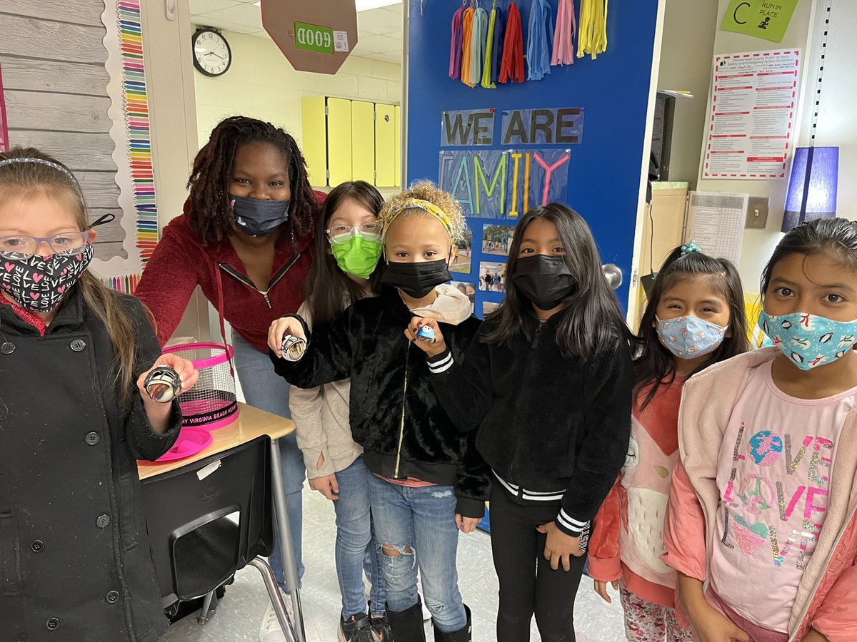MsSanchezSCES's tweet photo. Look who came back to show us her pet hermit crabs! Our Reading Specialist really is building relationships with all our students! 🥰 https://t.co/4CO5cEnAS7