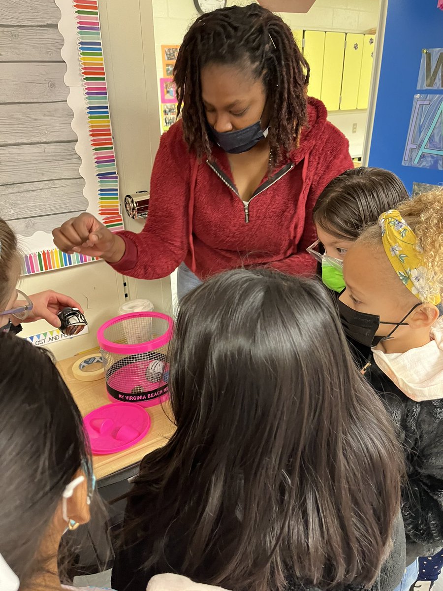 MsSanchezSCES's tweet photo. Look who came back to show us her pet hermit crabs! Our Reading Specialist really is building relationships with all our students! 🥰 https://t.co/4CO5cEnAS7