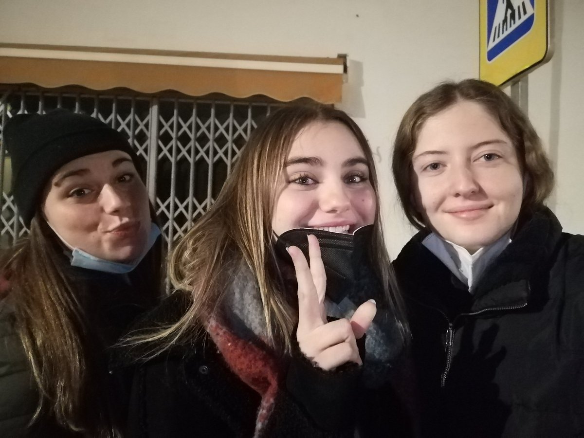 puchitruchi's tweet photo. me brillan los ojitos cuando estoy con ellas <3 https://t.co/rCwNMPCfE5