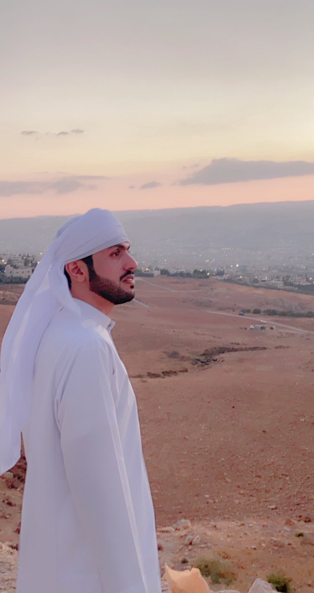 karama_amer's tweet photo. عزمي قوي ابشرك عزمي قوي
لو طموحي كايده قد الطموح 

اطلع المشراف واقوم اعوي 
واسمي مثل برق الحيا دايم يلوح

امشي مع الدنيا ودربي مستوي
ماخاوي الا صامل بعيد الشبوح 

مهتوي للطيب والله مهتوي
وسمعتي عوداً يزبد ثم يفوح

من فضل ربي عشت وانا مرتوي 
يوم غيري ضامي ودايم ينوح https://t.co/QDrCdiFI9z
