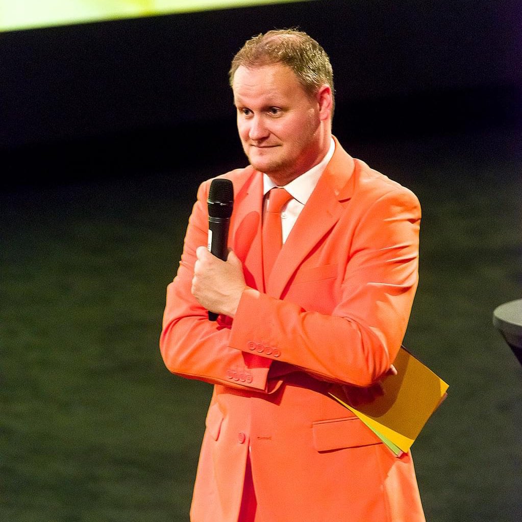 Vandaag neemt <a href="/HansGroenendijk/">Hans Groenendijk</a> officieel afscheid als organisator van het 48 Hour Film Project Rotterdam. <a href="/MarcEikelenboom/">Marc Eikelenboom</a> neemt het stokje (samen met <a href="/JasperJoosten/">Jasper Joosten</a>) van hem over. Hans, heel erg bedankt voor je inzet de afgelopen jaren. Er is iets prachtigs neergezet! ❤️🎬