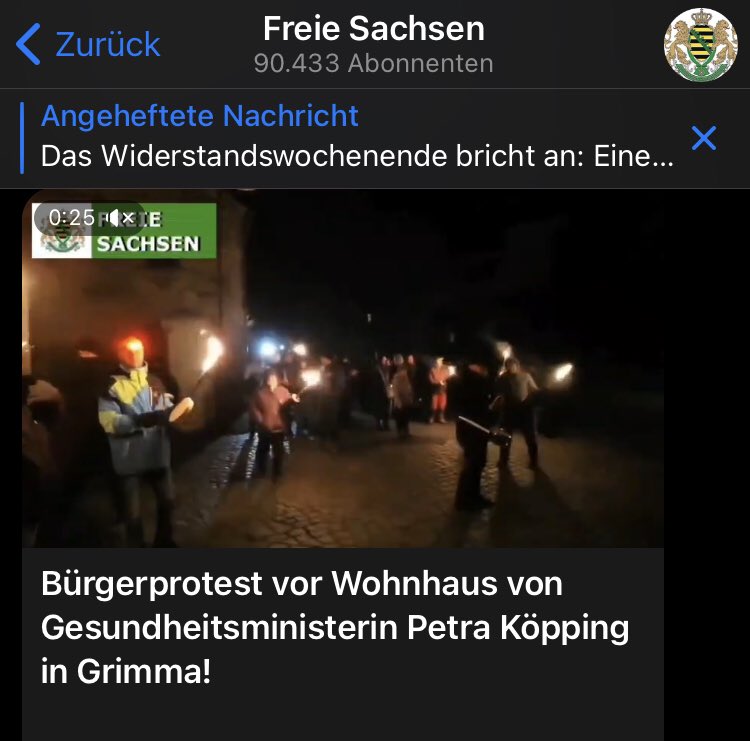 AnjaHennersdorf's tweet photo. Die rechtsextremen Freien Sachsen sind heute mit Fackeln und Trommeln vor dem Privathaus der Sächsischen Gesundheitsministerin aufgelaufen. Seit Monaten wird in den Chats der Freien Sachsen aufgerufen, Politiker an ihren Wohnsitzen aufzusuchen und zu vertreiben oder sie zu hängen https://t.co/WIZA8AcVYH