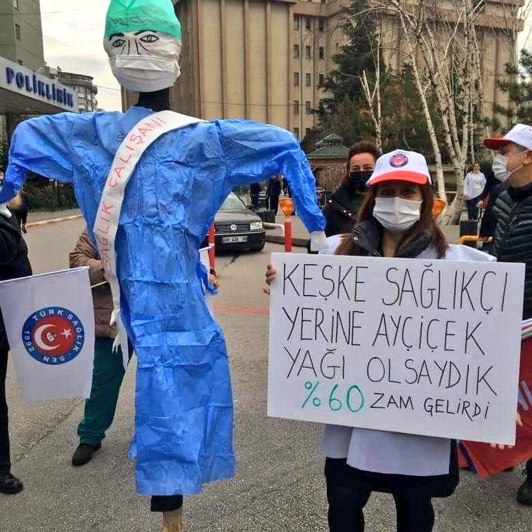 hemsireyizbiz_'s tweet photo. Doktor maketi yakilmadi 'sağlık çalışanı yanıyor alkışlar yangını söndürmeye yetmiyor' mizansene göre temsili sağlık çalışanı maketi yakıldı. Doktor maketi degil.
#doktormaasınazam https://t.co/mnaiyQC3Rq