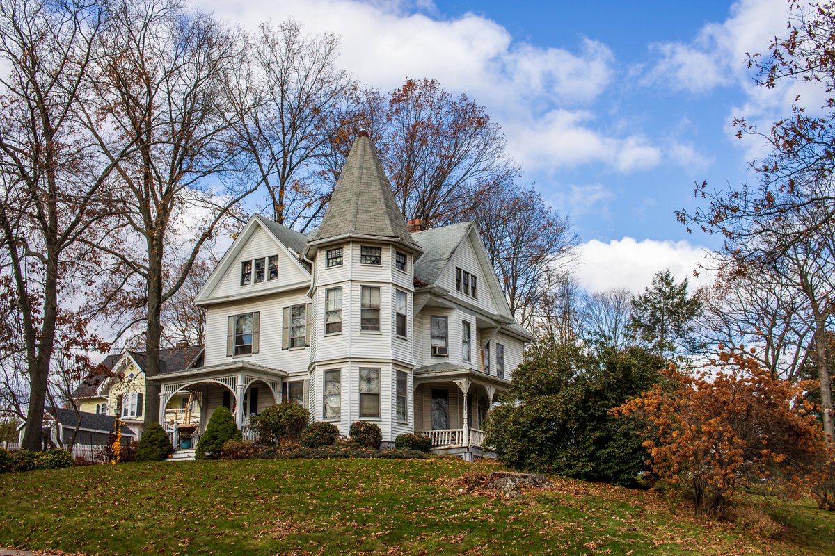beedeephotos's tweet photo. Color vs. B&W. Which do you like better? || #photography #canonphotography #t3i #eosrebel #24mm #house #fall #newengland #color #blackandwhite https://t.co/QxVz1qt6Pr