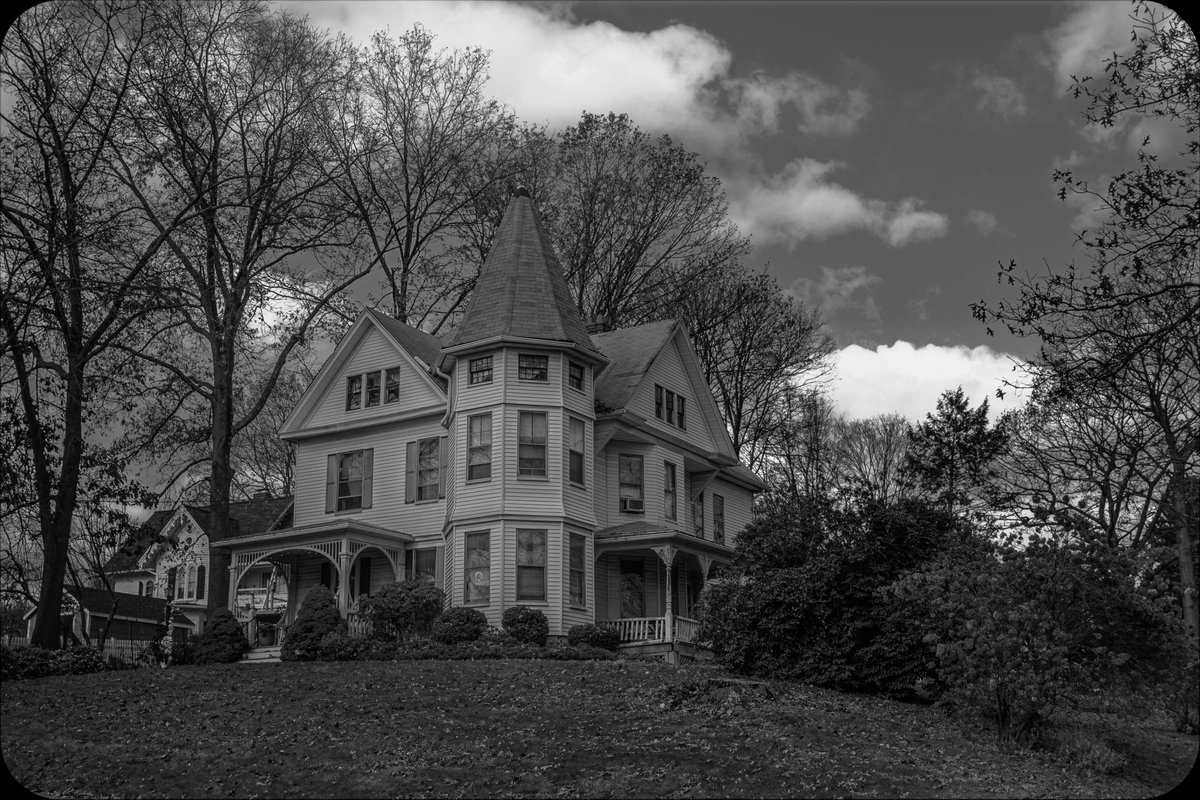 beedeephotos's tweet photo. Color vs. B&W. Which do you like better? || #photography #canonphotography #t3i #eosrebel #24mm #house #fall #newengland #color #blackandwhite https://t.co/QxVz1qt6Pr