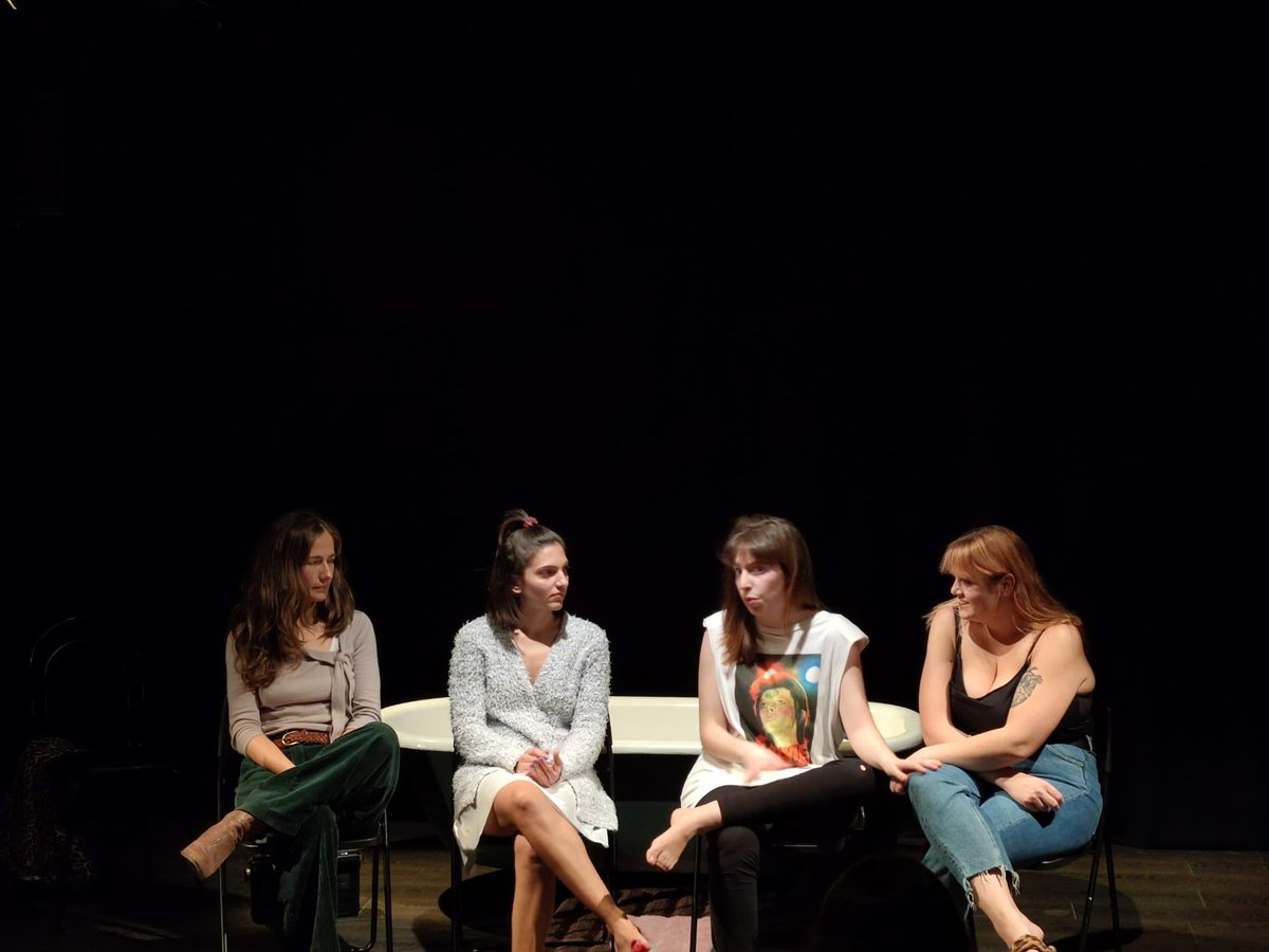 espailaclau's tweet photo. Una tarda de teatre alliberadora a ⁦@SalaFenix⁩ amb l'obra LOW LEVEL PANIC de Clare McIntyre, representada per les maravelloses ⁦@LesLlunatiques⁩

💜Debat posterior immensament emocionant amb totes les joves assistents!!💜

RECOMANADÍSSIMES https://t.co/ar2eOEfweh