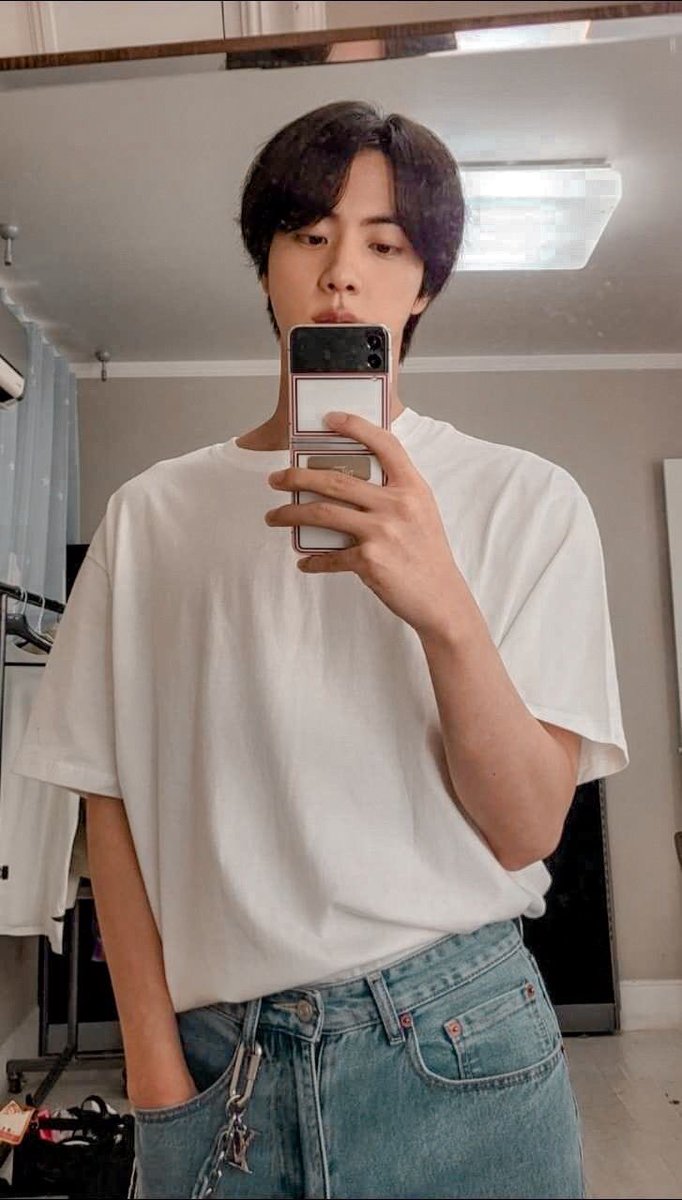 _sleepingqt's tweet photo. Happy birthday WWH🪐✨
You’re the reason of my smile!!! ILYSM MOON💜
#WorldwideHandsomeDay #HappyJinDay https://t.co/SlfJft00qJ