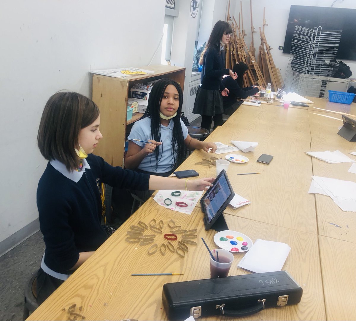 Maria_Grazia16's tweet photo. Its beginning to look a lot like Christmas! Genesis artists working on their Christmas ornaments made with toilet paper rolls💚🎄❤️ https://t.co/7LWnrABYjR