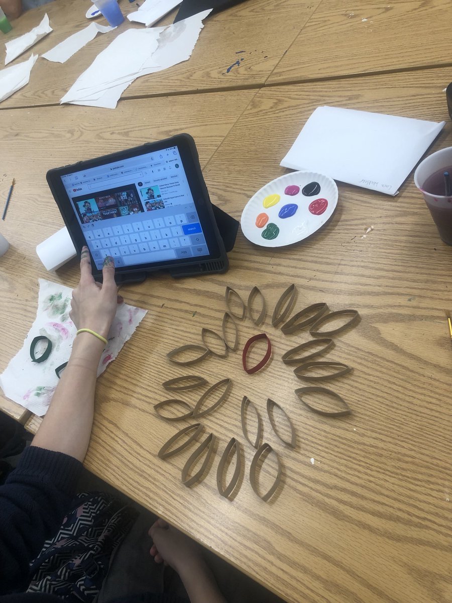 Maria_Grazia16's tweet photo. Its beginning to look a lot like Christmas! Genesis artists working on their Christmas ornaments made with toilet paper rolls💚🎄❤️ https://t.co/7LWnrABYjR