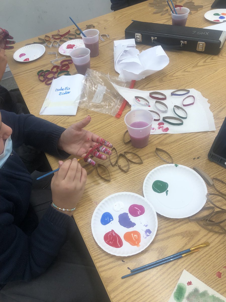 Maria_Grazia16's tweet photo. Its beginning to look a lot like Christmas! Genesis artists working on their Christmas ornaments made with toilet paper rolls💚🎄❤️ https://t.co/7LWnrABYjR