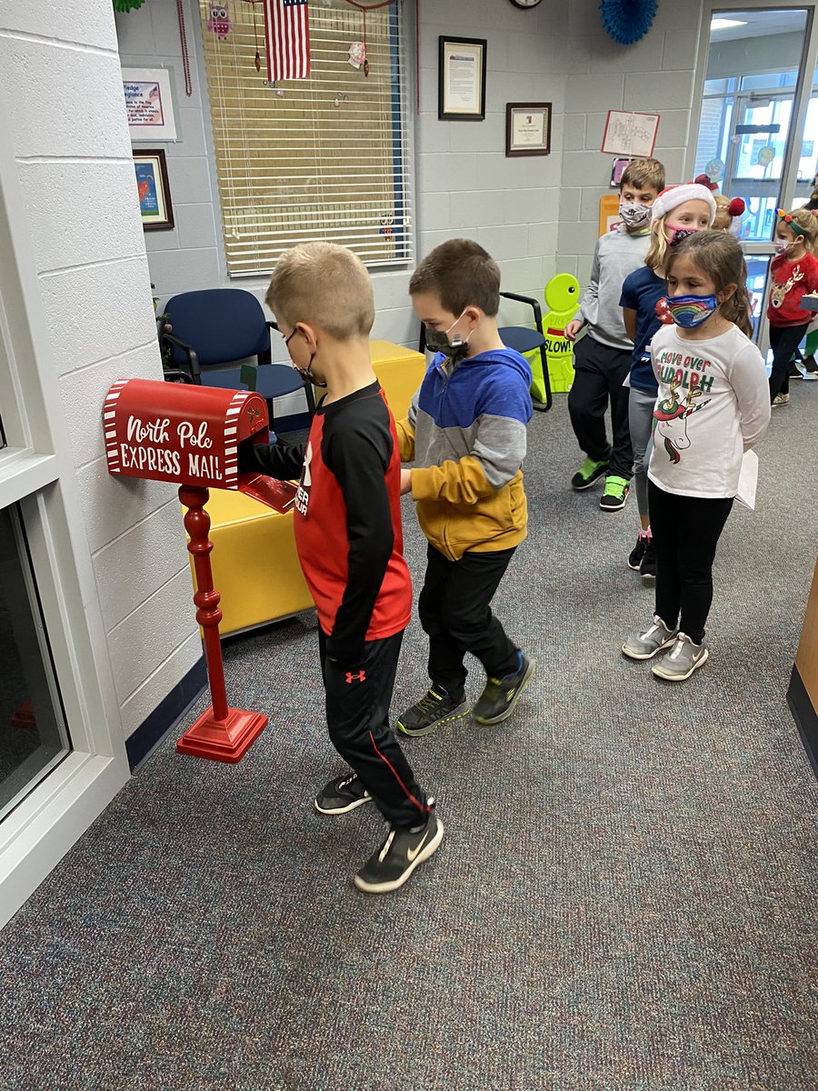 EmilyList7's tweet photo. Our letters are off to The North Pole! 🎅🏻 @USD449 https://t.co/XXoccYVCaQ
