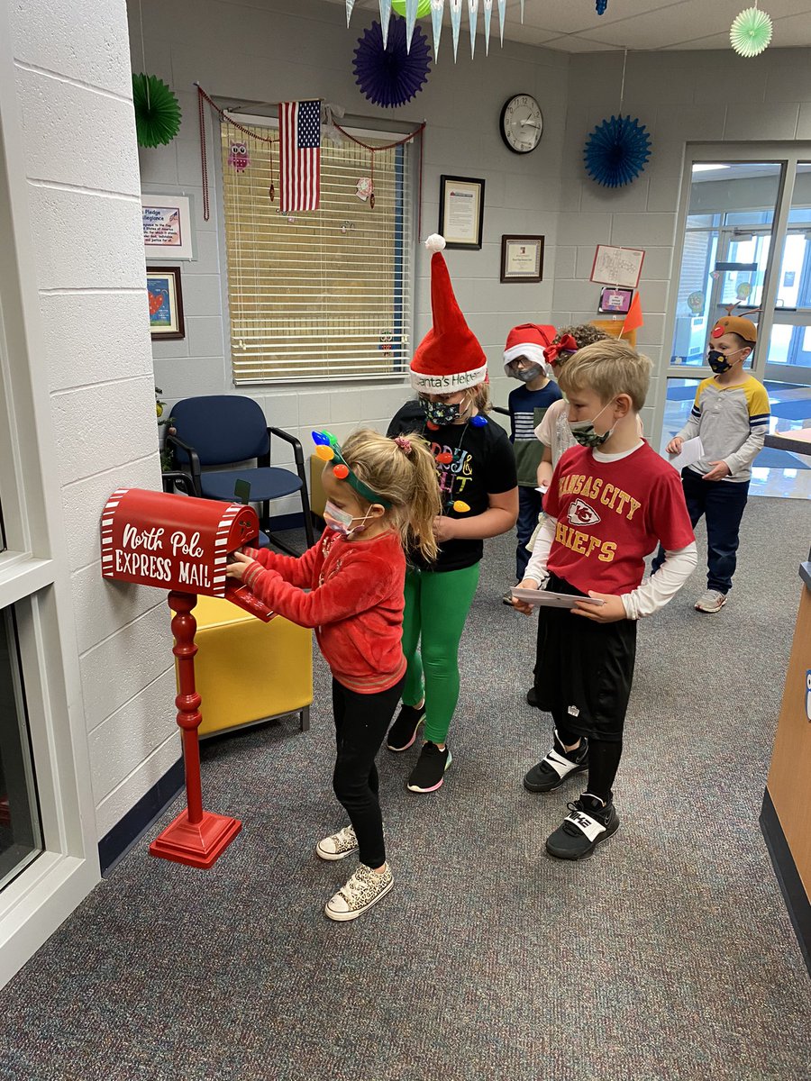 EmilyList7's tweet photo. Our letters are off to The North Pole! 🎅🏻 @USD449 https://t.co/XXoccYVCaQ
