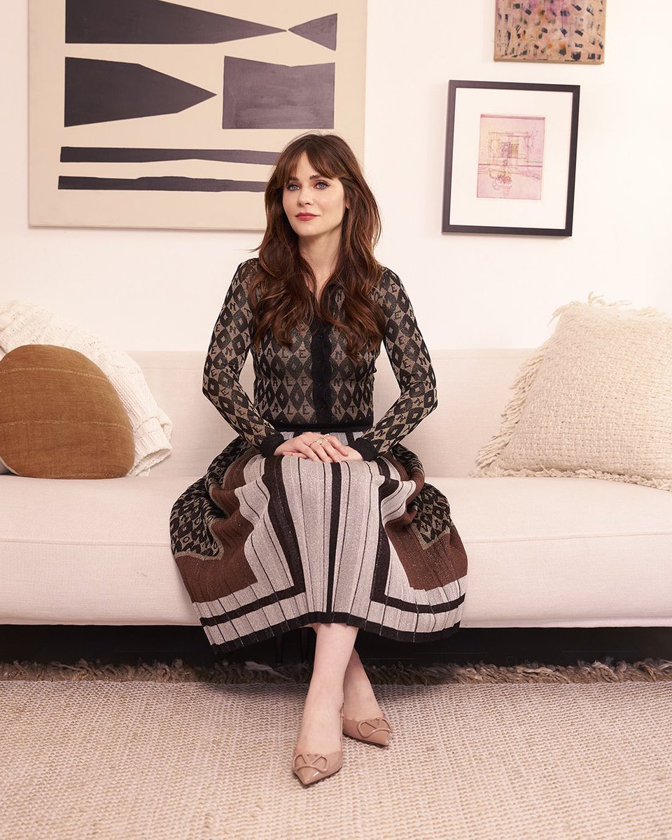 ZooeyDeschanel's tweet photo. A very serious face for a very serious lady https://t.co/pO09old9ns