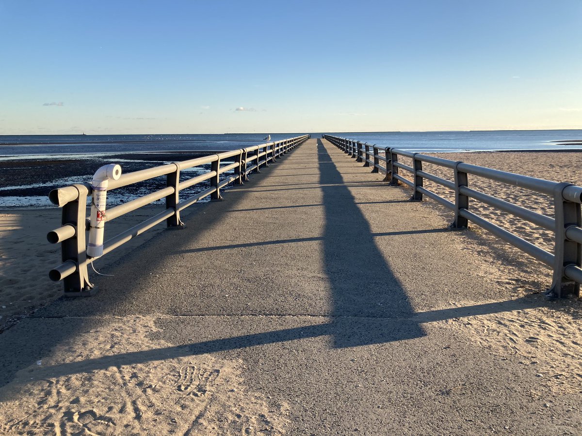 CallMeAmillion's tweet image. As y’all know &amp;amp; I’ve shared before. At one of my favorite spots getting what I love to get. 🌊☀️💨 #BrainOxygen #OxygenatedBrain #BreathOfLife #TheBeach #MyElement #Walk #SisterSister #ForYourEyes #BlessedDay