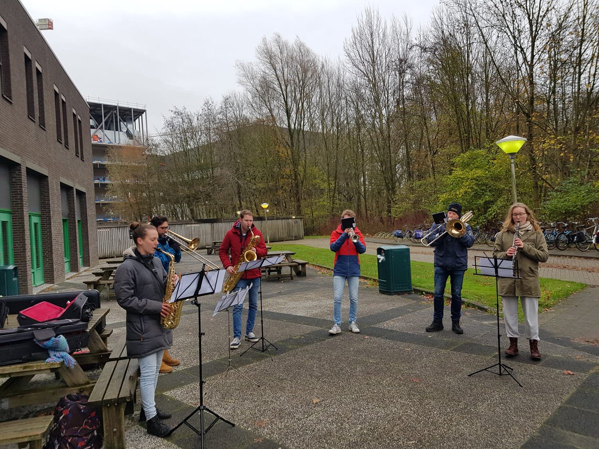 Vandaag mochten we Sinterklaas liedjes spelen bij het bezoek van Sinterklaas aan OBS De Feniks. Super leuk! We waren zo enthousiast dat we meteen ook even naar de universiteitscampus zijn gegaan om daar het hele repertoire nog eens te doen. Fijn Sinterklaas weekend! 
#harmonie67