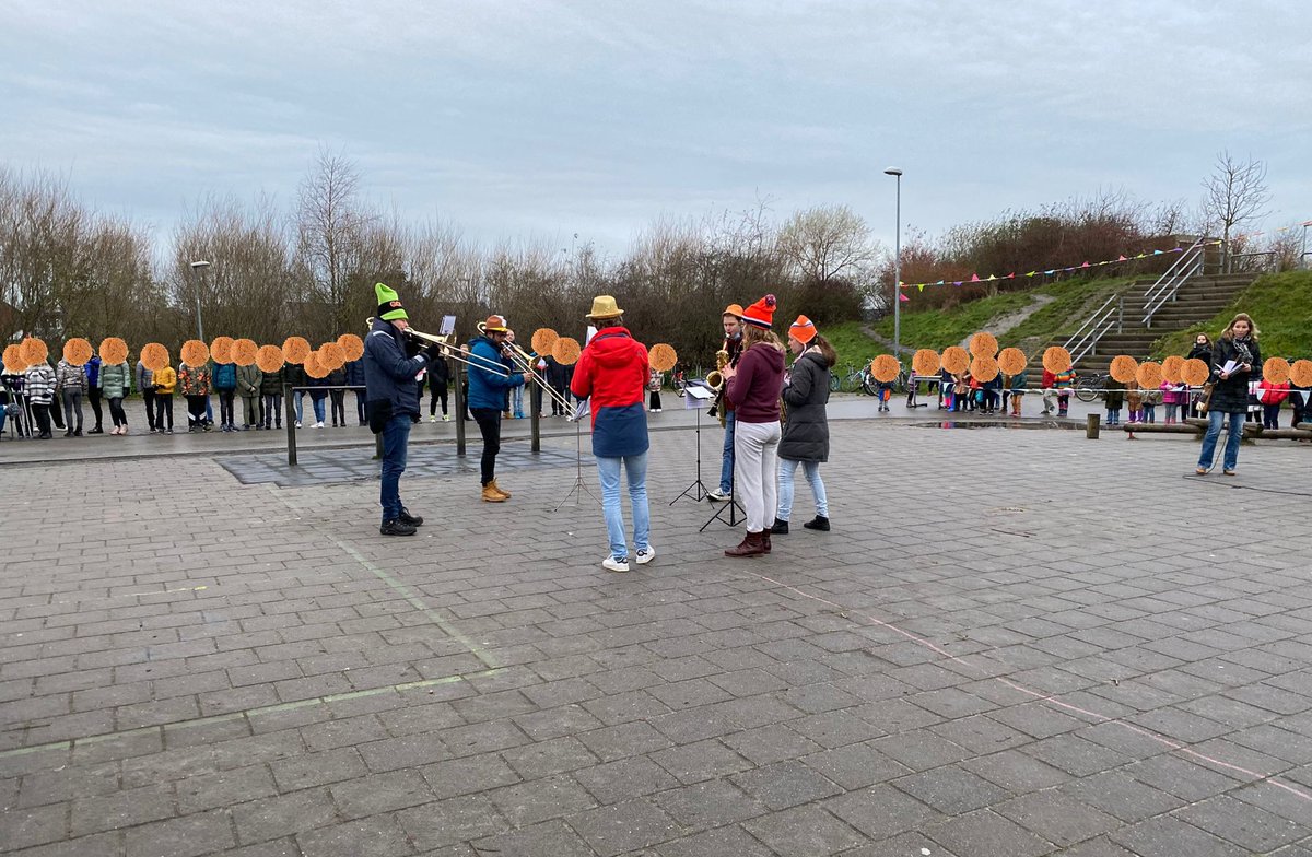 harmonie67's tweet photo. Vandaag mochten we Sinterklaas liedjes spelen bij het bezoek van Sinterklaas aan OBS De Feniks. Super leuk! We waren zo enthousiast dat we meteen ook even naar de universiteitscampus zijn gegaan om daar het hele repertoire nog eens te doen. Fijn Sinterklaas weekend! 
#harmonie67 https://t.co/zXhHhT2qqM