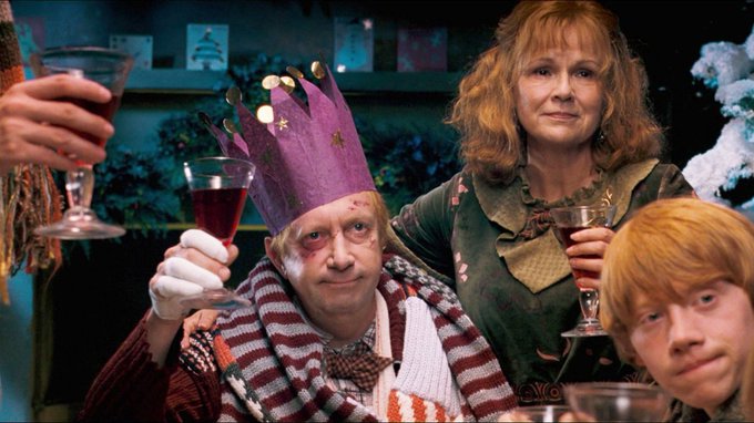 Hogwartssite's tweet photo. Nosotros llegando a final de año brindando por sobrevivir al 2021. https://t.co/hTmCtI3Wn7