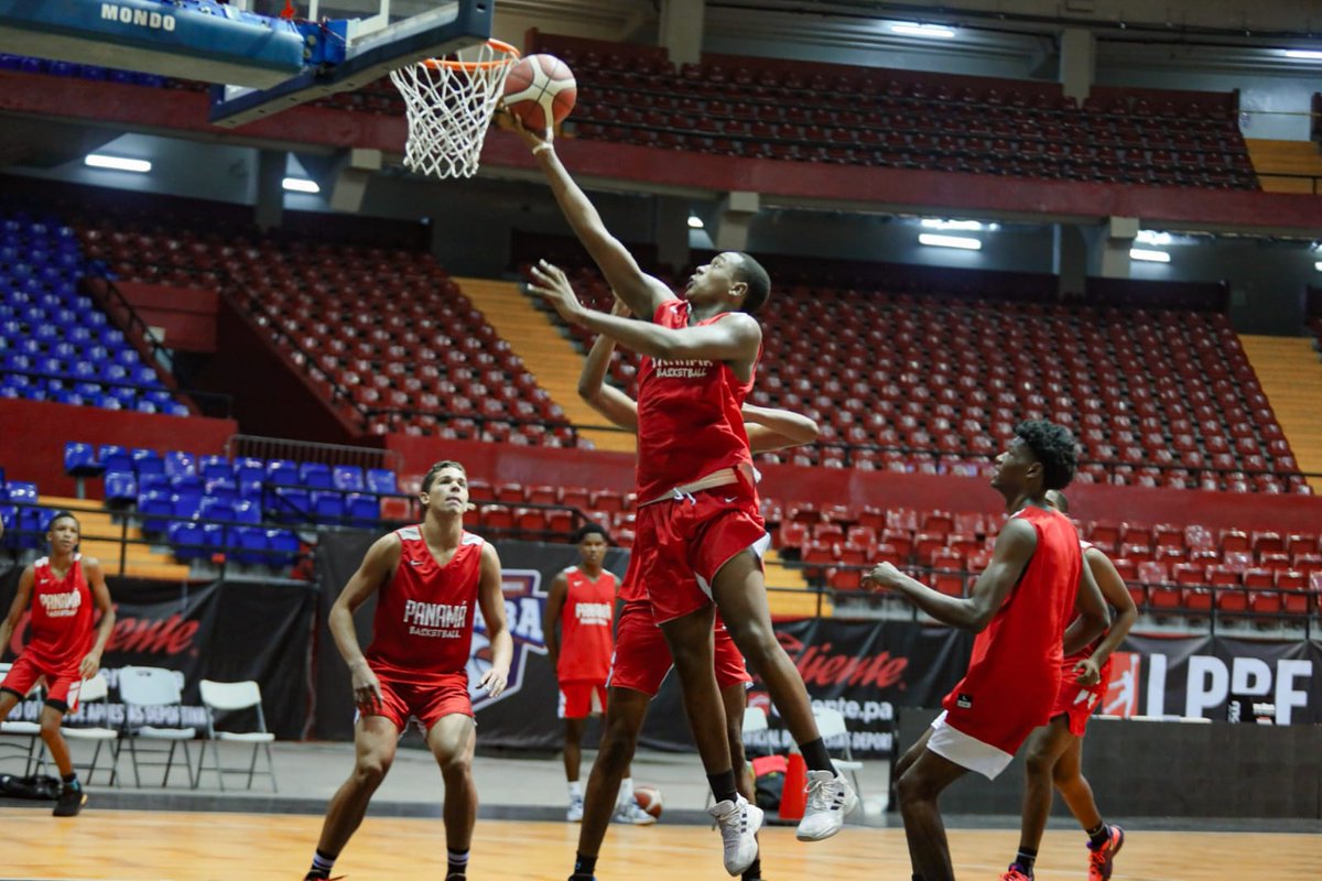FePaBa's tweet photo. 💪 Entrenan nuestros jóvenes guerreros para el compromiso que se avecina del 6 al 12 de diciembre en México, @centrobasketmx.

🏀 ¡Torneo Centrobasket U17, Mexicali 2021!

🇵🇦 #VamosPaEncima #PanamáBasketball https://t.co/wSVMwg0MNQ