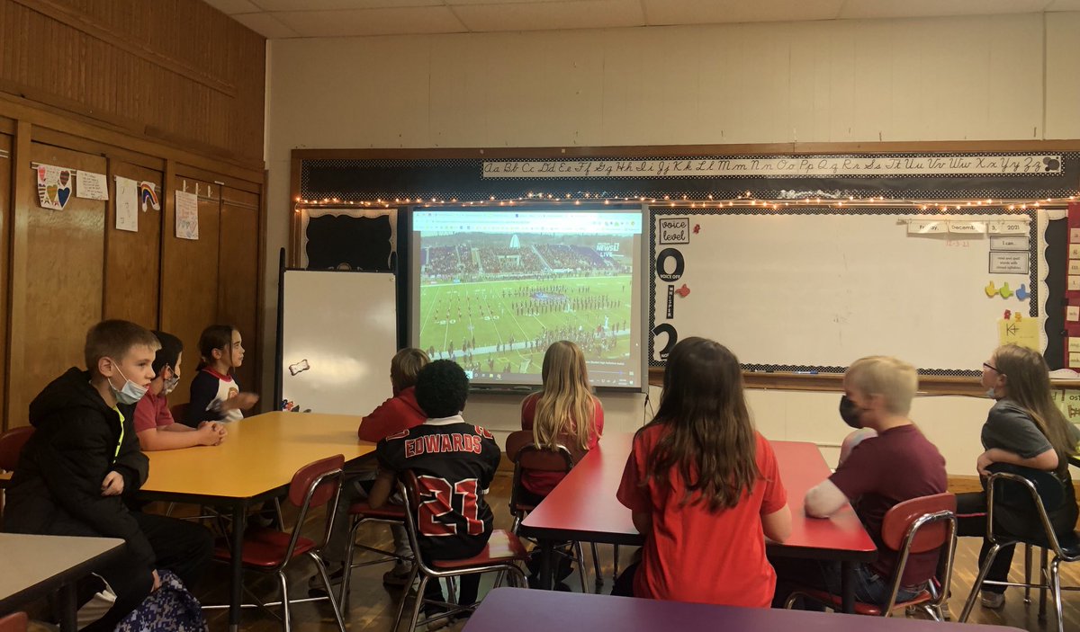 MrsSeabeck's tweet photo. Waiting for the busses to be called, watching’ some ⁦@topperfb⁩ https://t.co/412pWSfisP