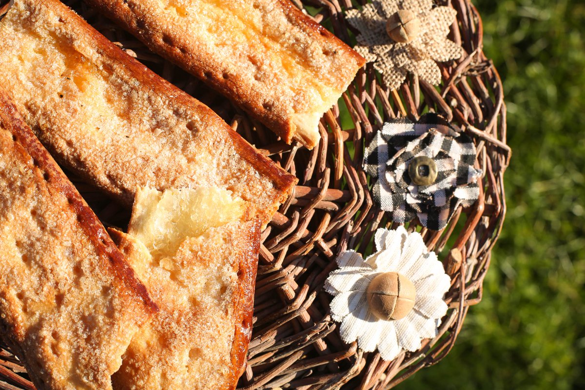 🥖Una coca que porta una fina capa de cabell d'àngel al seu interior. 

👉És la coca de vidre de @coquesdeperafita i forma part del Lot Lluçanès Serè (28€)

Aquestes festes regala proximitat!🎄🎁 Regala els Lots de Nadal de Lluçanès a Taula

➡️ comprallucanes.cat

#Lluçanès