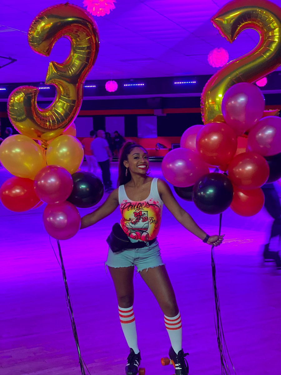 Poontzy's tweet photo. My 32nd #SagBash ♐️ was perfect… impromptu & a legit good ol fashioned time for the 30 somethings! Preciate y’all coming out on a school night & puttin those knees work 🛼🥳 Thankful for the support & outpour of love!!🙏🏾 Cheers to my Magic year💫 #TroubleSeason😈 12.1 https://t.co/jY2e1ZadKU