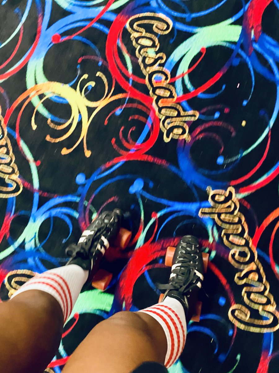 Poontzy's tweet photo. My 32nd #SagBash ♐️ was perfect… impromptu & a legit good ol fashioned time for the 30 somethings! Preciate y’all coming out on a school night & puttin those knees work 🛼🥳 Thankful for the support & outpour of love!!🙏🏾 Cheers to my Magic year💫 #TroubleSeason😈 12.1 https://t.co/jY2e1ZadKU