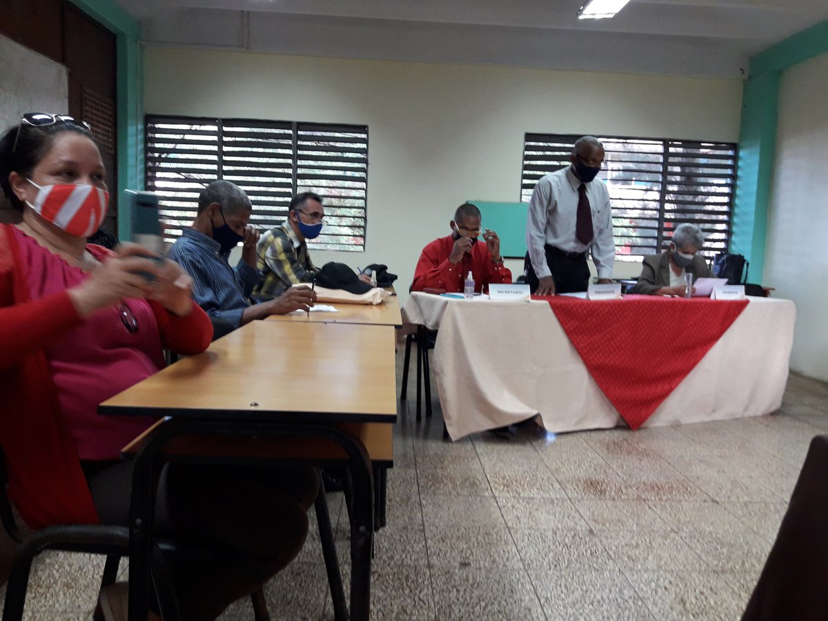 jmonteromatos's tweet photo. El departamento de Minas de la @UniversidadMoa cuenta con una nueva Máster en Minería. Felicidades Lianeyis Aguilera Terrero. Se potencia la Facultad de Geologia Minas y la UMoa. Seguimos Creciendo con Ciencia https://t.co/5t2MoMpQ3H