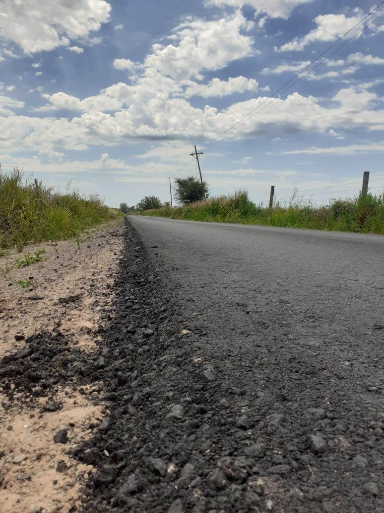 comuna_oliveros's tweet photo. 👏👏En el día de la fecha se concluyó la carpeta asfáltica de la entrada de Solares Norte, con una extensión de dos kilómetros🚜 https://t.co/dZQMSjkQYm