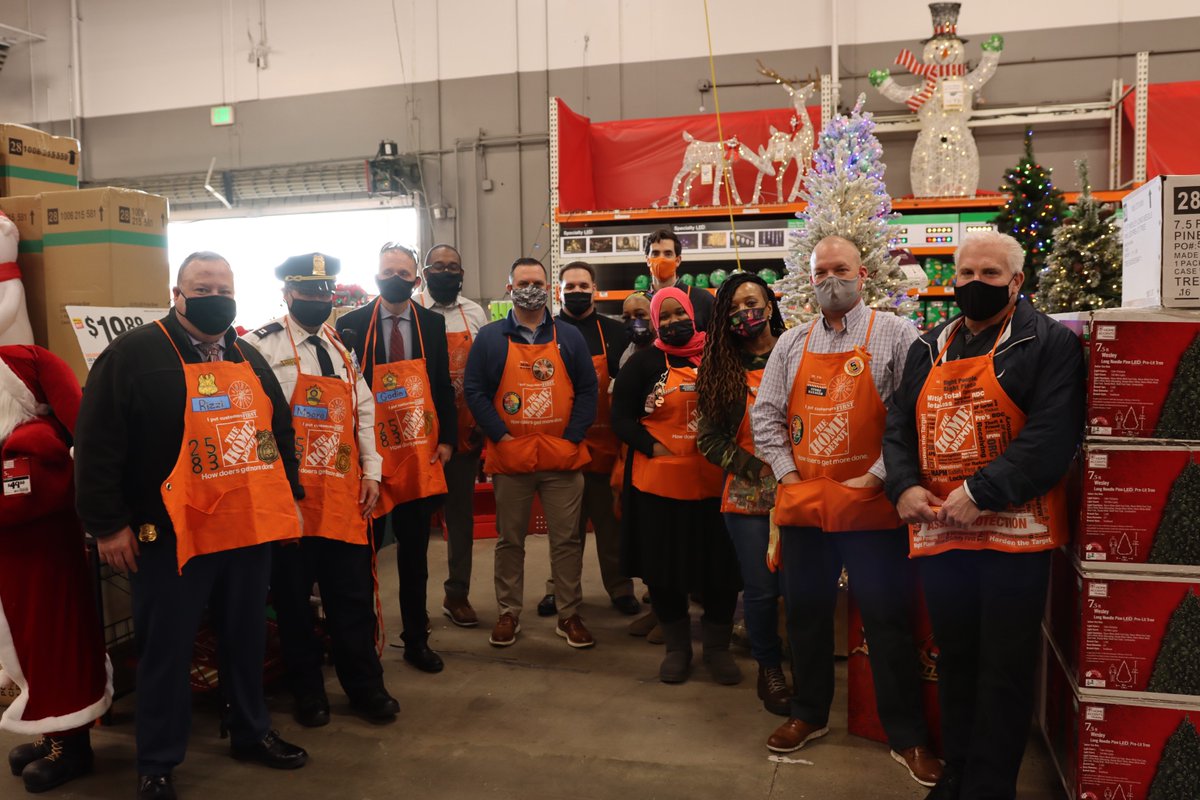 Proud to welcome <a href="/DCPoliceDept/">DC Police Department</a> for a #HDStoreWalk in Washington DC! SM <a href="/Dereik_Advice33/">Dereik Edwards</a> &amp; Brian Zimmer discussed how a strong partnership with law enforcement is one tool along with legislation like the #INFORMConsumersAct to fight #ORC. Cc: <a href="/MayorBowser/">Mayor Muriel Bowser</a>