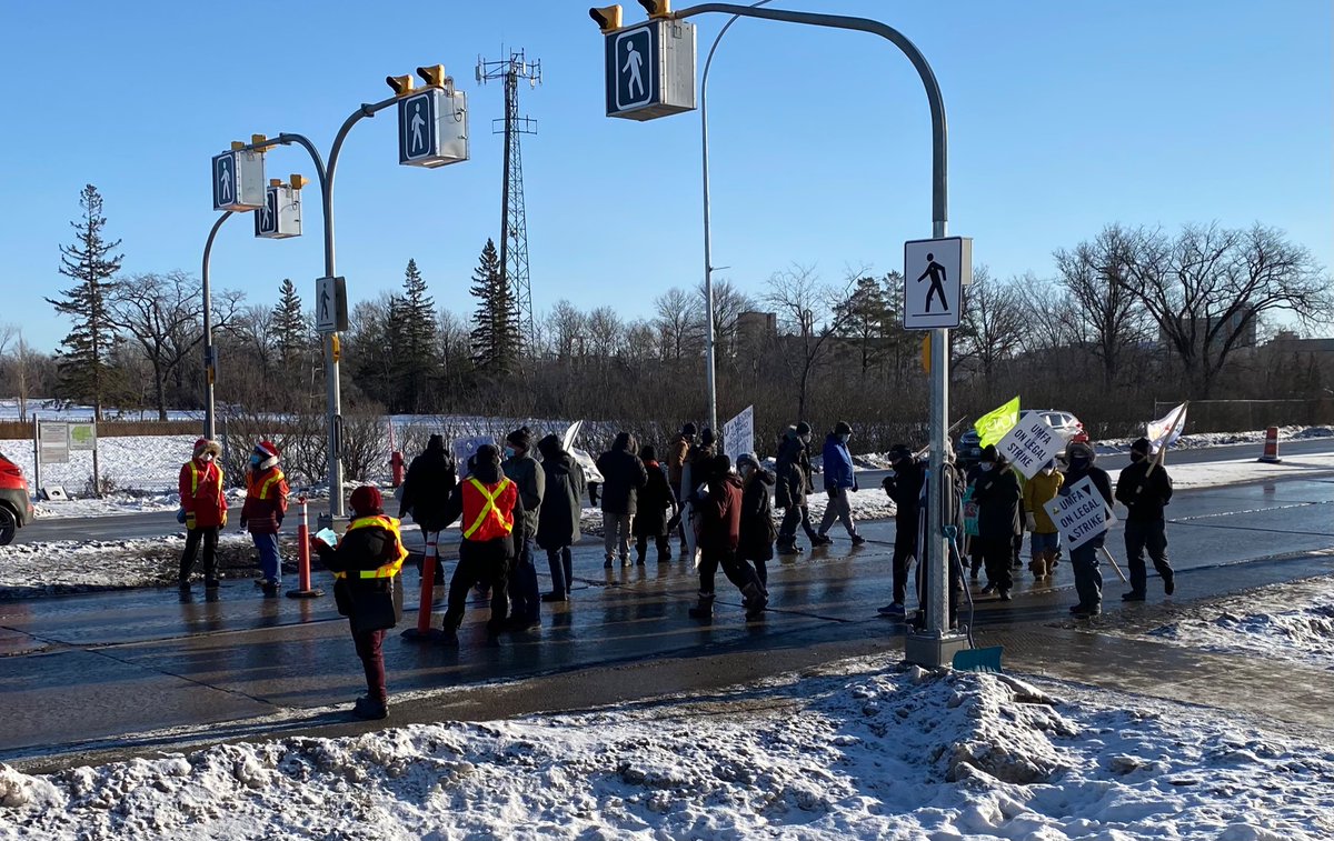 katpenner's tweet photo. Many thanks for joining us today, @CAUT_ACPPU flying pickets! #umfaSTRONG https://t.co/dUchwQK3cA