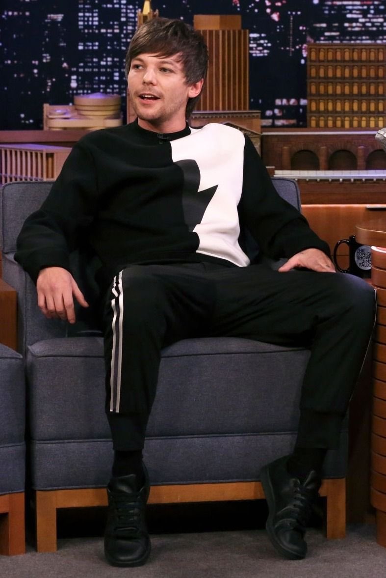 cliffordmebf's tweet photo. #24DaysOfLouis Day 3 - louis tomlinson sitting like this _/ \_ https://t.co/PehKeBjKWK