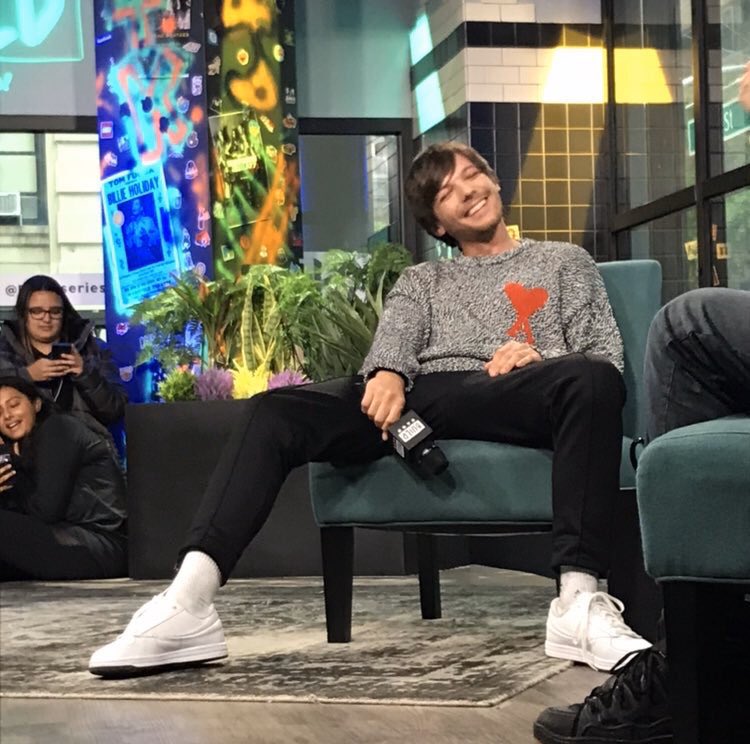cliffordmebf's tweet photo. #24DaysOfLouis Day 3 - louis tomlinson sitting like this _/ \_ https://t.co/PehKeBjKWK