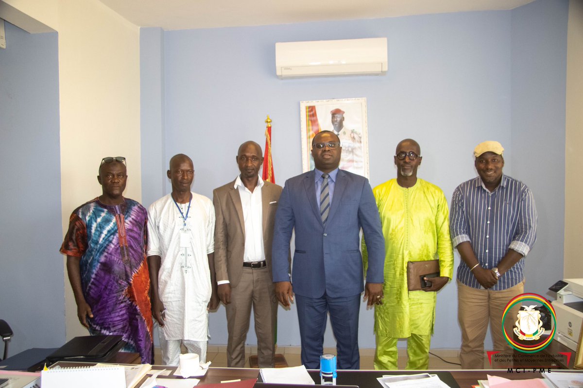 CommerceGn's tweet photo. ℹ️ #MCIPME Dr Bernard GOUMOU accompagné des cadres du @CommerceGn a reçu l’Association des Consommateurs de Guinée.

@GouvGN 
#CNRD
#industriegn #investirenguinee #commercegn https://t.co/cQe2PBoYJ1